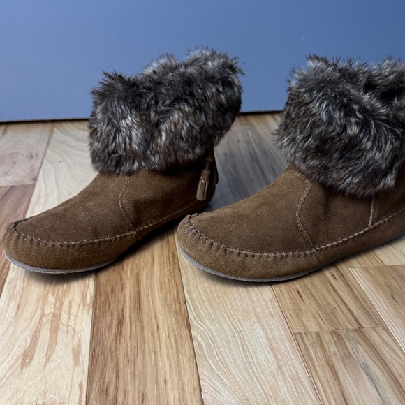 Minnetonka Shoes - Minnetonka Faux Fur Trim Ankle Boots | Cozy Suede Moccasin Booties | Size 10